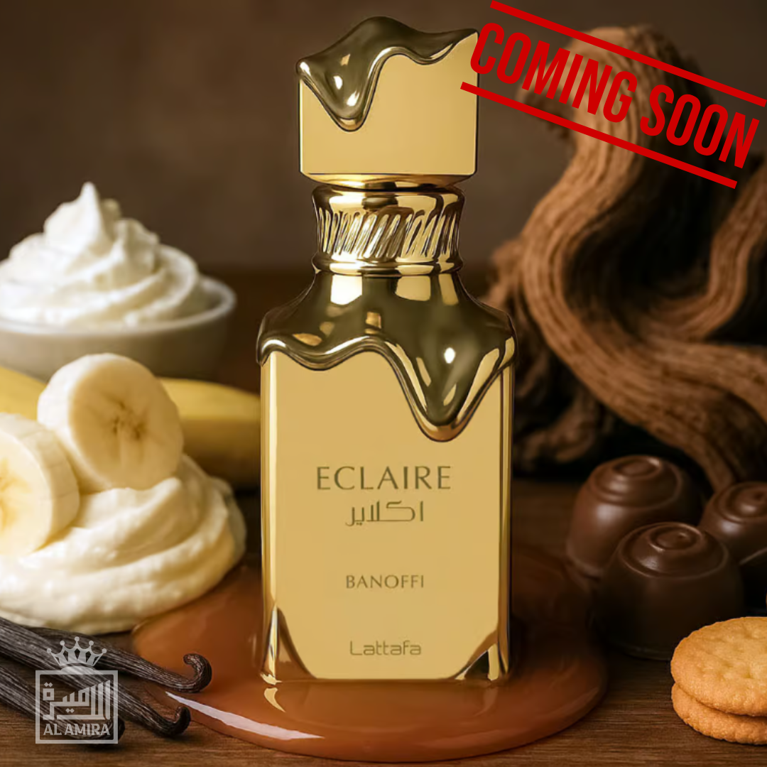 Eclaire Banoffi perfume bottle with banana slices, whipped cream, and cookies on a wooden surface.