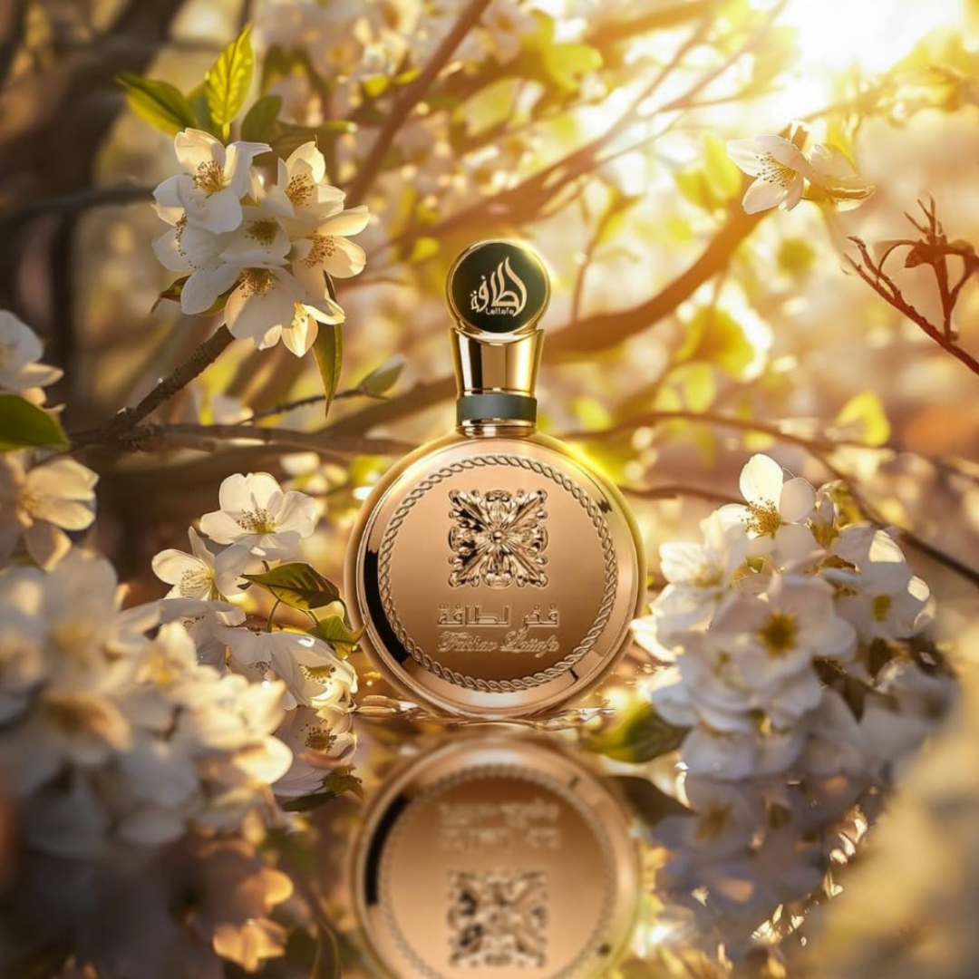Fakhar Extrait Lattafa perfume surrounded by blooming white flowers – luxury Arabian fragrance with floral, musky, and oriental notes. 
